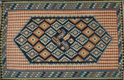 Tapis KILIM à médaillon central orné d'oiseaux...