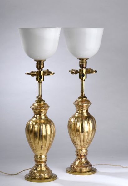 Paire de lampes de forme balustre en verre...