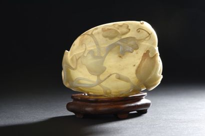 Coupe en néphrite céladon figurant un curcubitacé...