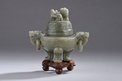Vase couvert tripode en néphrite verte à...