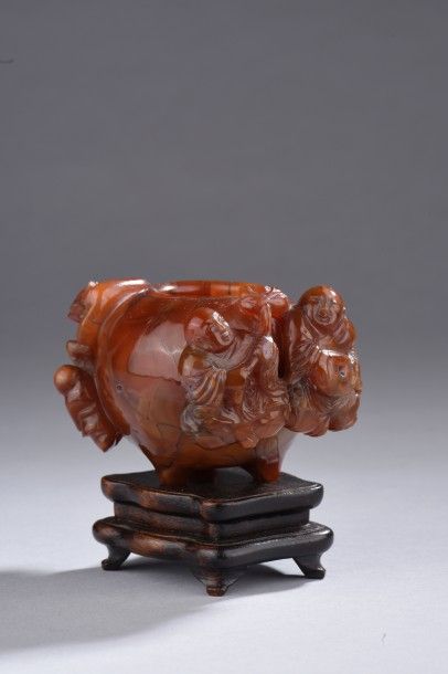 Lave-pinceaux en agate marron à décor sculpté...