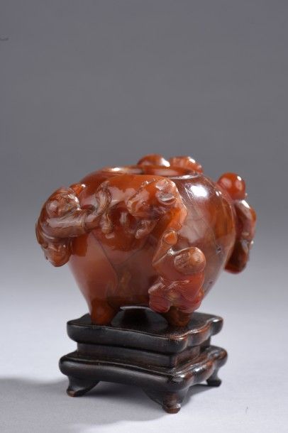 Lave-pinceaux en agate marron à décor sculpté...