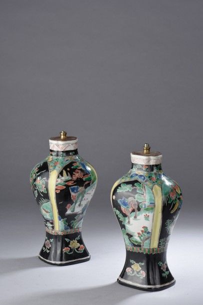 Paire de vases balustre en porcelaine émaillée...