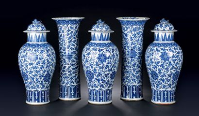 Garniture en porcelaine blanche, à décor...
