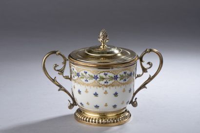 Pot couvert en porcelaine blanche à décor...