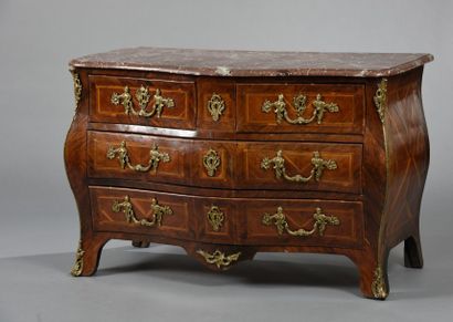 Commode galbée à façade cintrée en placage...
