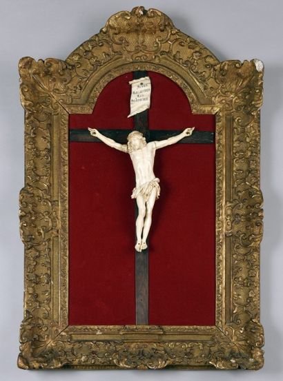 NON VENU
Crucifix du Christ vivant en ivoire...