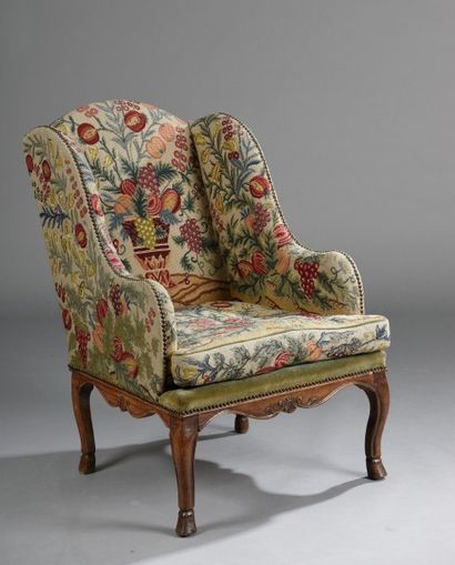 Bergère à oreilles en hêtre et noyer mouluré,...