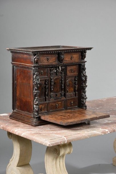 Petit cabinet en noyer et placage de noyer,...