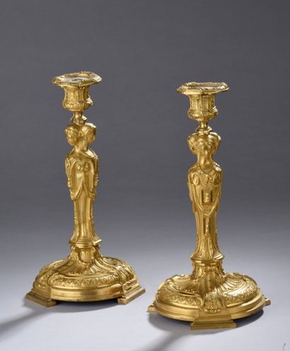 Paire de bougeoirs en bronze ciselé et doré....