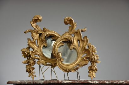 Paire de miroirs composés à partir d'ornements...