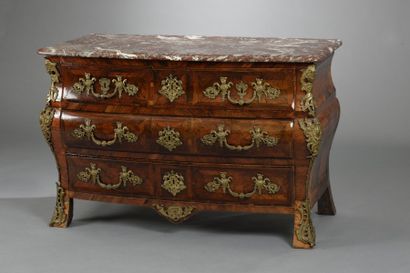 Commode tombeau en placage de palissandre...