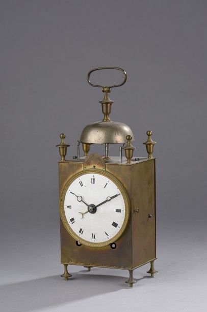 Horloge dite «capucine» en laiton posée sur...