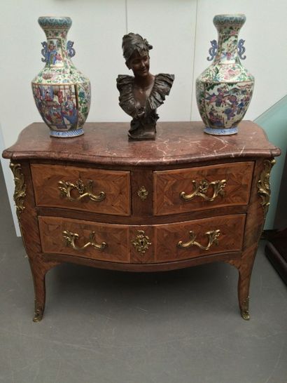 Commode galbée en placage de bois de rose...