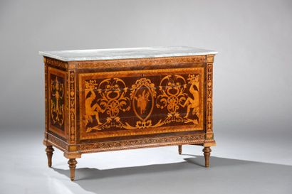 Commode rectangulaire marquetée de bois clair...