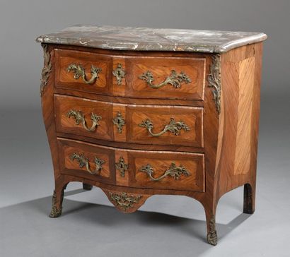 Petite commode galbée en placage de bois...