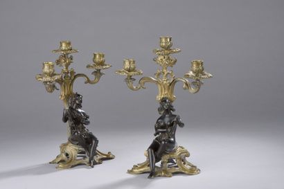 Paire de flambeaux en bronze à trois bras...