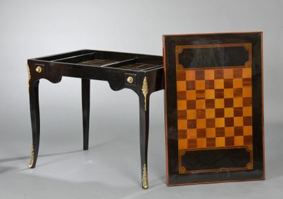 Table à jeux en bois noirci et teinté. Le...