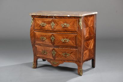 Commode à façade cintrée en placage de bois...