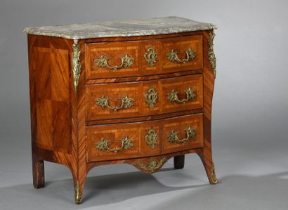 Commode galbée en placage de bois de violette...