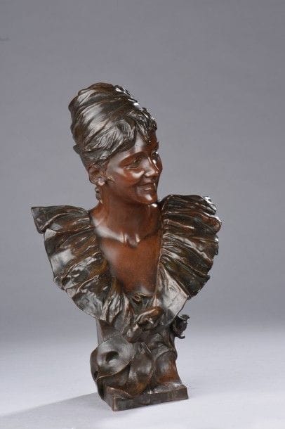Jeune comédienne en buste en bronze à patine...