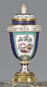 Paire de vases couverts en porcelaine. Ils...