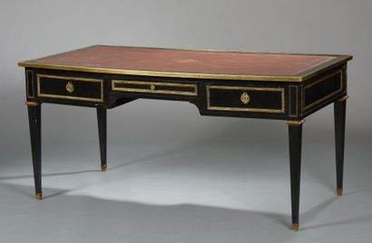Bureau plat toutes faces en bois noirci ouvrant...