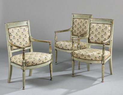 Trois fauteuils en hêtre laqué gris rechampi...