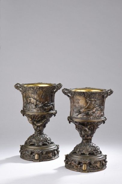 Paire de coupes ovales sur pied en bronze...