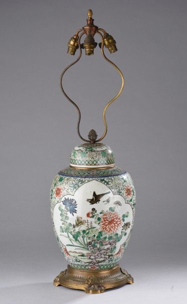 Vase ovoïde couvert en porcelaine à décor...