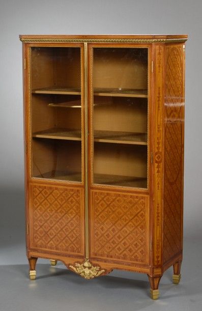 * Vitrine en placage de bois de rose marqueté...
