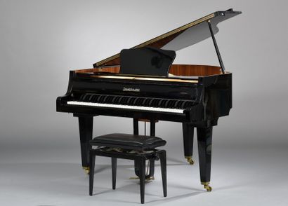 Piano crapaud en bois laqué noir reposant...