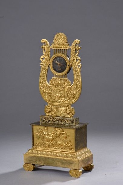 Pendulette lyre en bronze ciselé et doré...