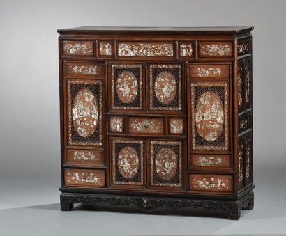 Meuble à hauteur d'appui en bois de fer,...