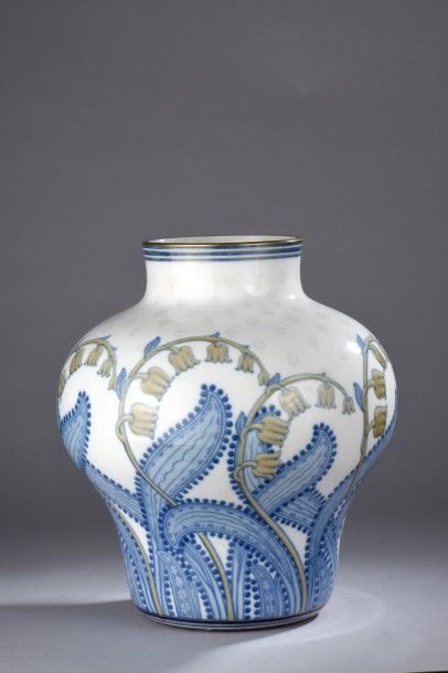 Grand vase balustre à col droit en porcelaine...