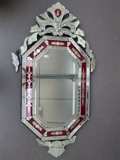 Miroir octogonal à parcloses à décor gravé...