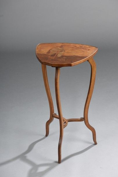 Table guéridon tripode en hêtre. Le plateau...