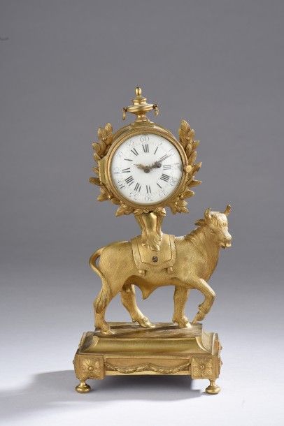 Petite pendule en bronze ciselé et doré,...