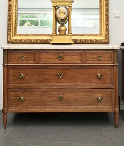 Commode droite en acajou et placage d'acajou...