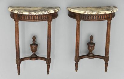 Paire de petites consoles demi-lune en chêne...