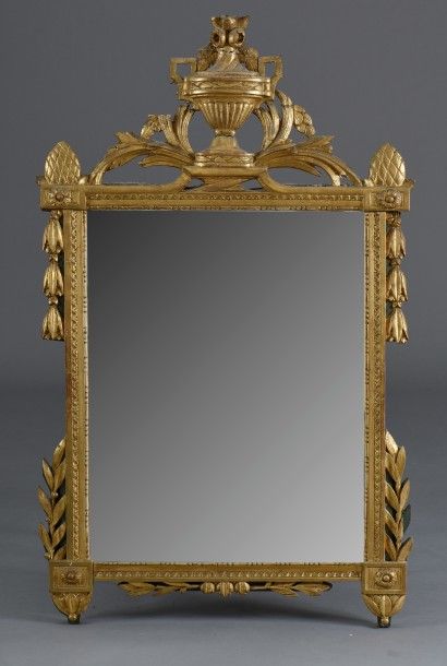 Grand miroir à fronton en bois sculpté, stuqué...