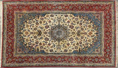 Fin tapis ISPAHAN, en laine kork, les fleurs...
