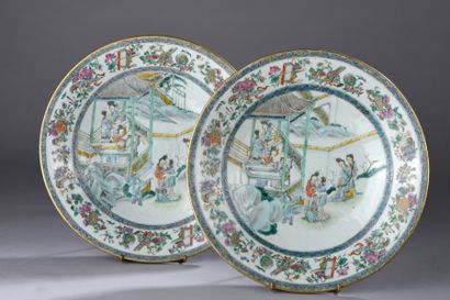 Paire de grands plats circulaires en porcelaine...