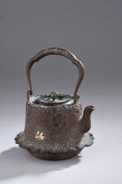 Tetsubin (théière) en fonte de fer en forme...