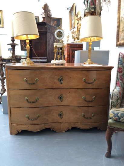 Large commode en placage de noyer, la façade...