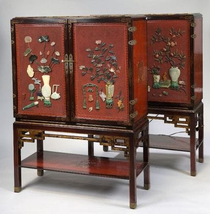 Paire de cabinets en bois laqué, les vantaux...