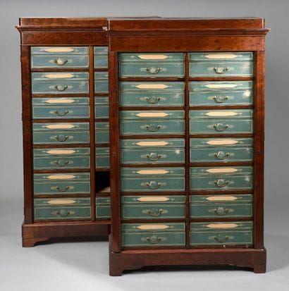 Paire de cartonniers en acajou et placage...