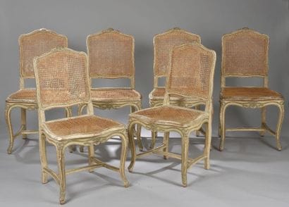 Suite de six chaises cannées de salle à manger...