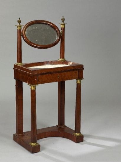 Petite table de toilette en acajou et placage...