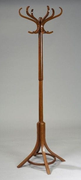 Perroquet en hêtre étuvé. Haut. : 180 cm...